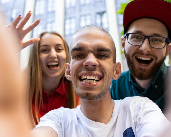 Drei junge Menschen lachen in die Kamera | © Shutterstock