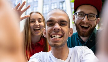 Drei junge Menschen lachen in die Kamera | © Shutterstock